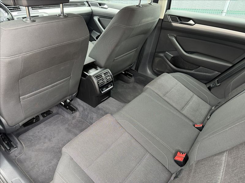 Volkswagen Passat 2.0 TDI Comfortline - fotka 17 z 20