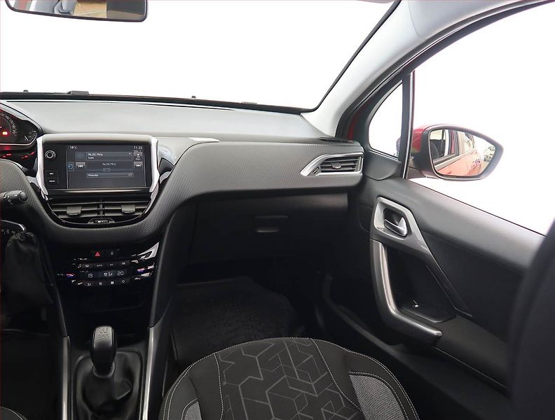Peugeot 2008 (2016) 1.2 PureTech, Serv.kniha, Navi - fotka 8 z 20