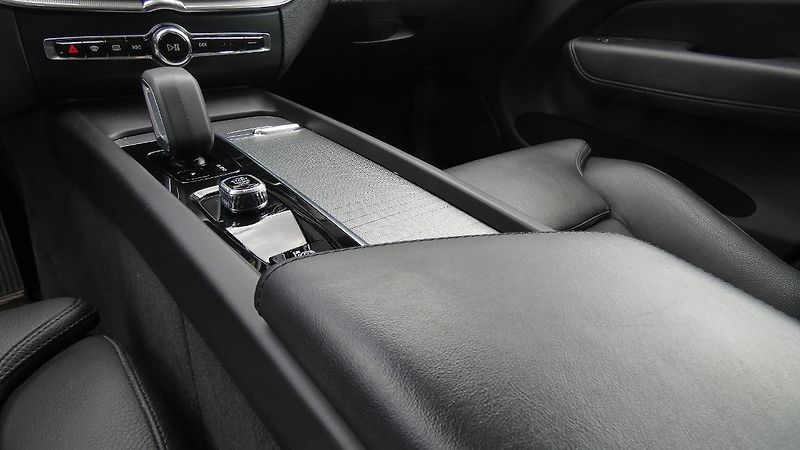 Volvo XC60 B4 mHEV AWD Plus Dark - fotka 6 z 23