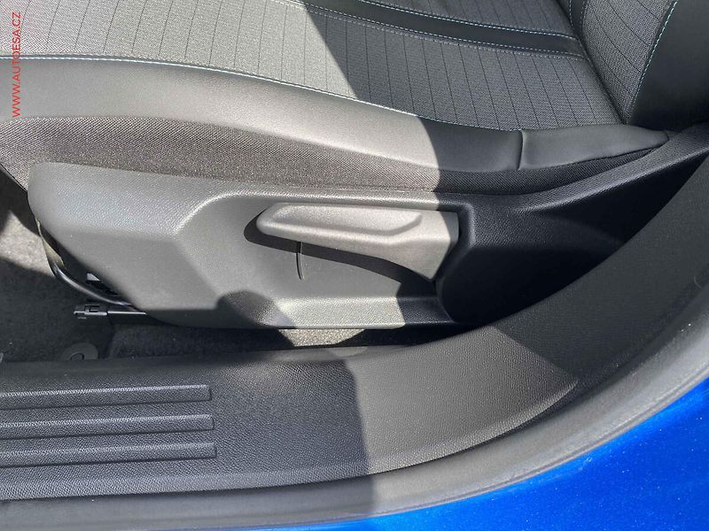 Peugeot 2008 (2021) 1.2 PT, Allure, AT, LED - fotka 14 z 18