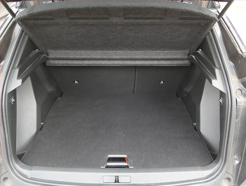 Peugeot 2008 (2022) GT 50 kWh, SoH 100% - fotka 14 z 22