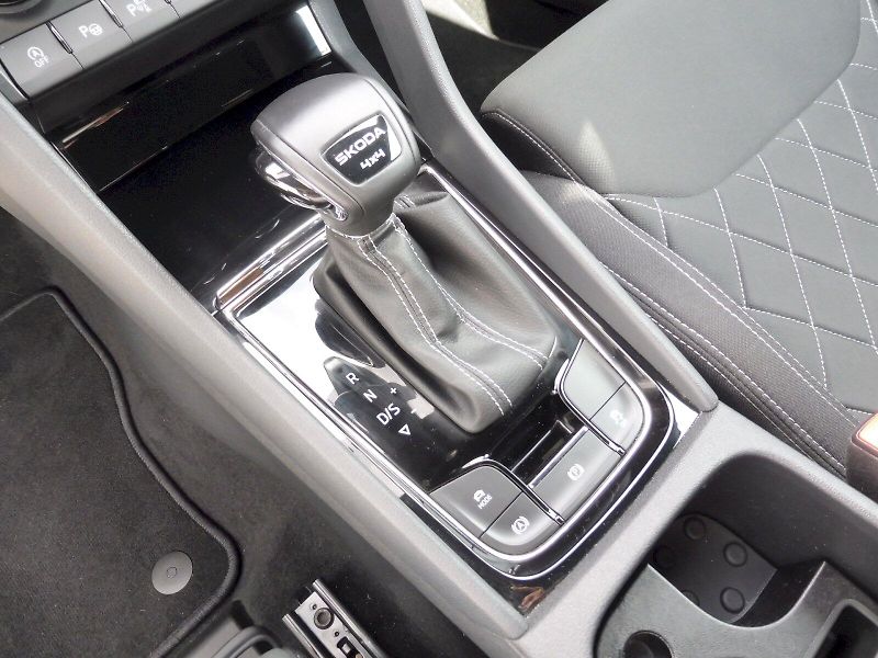 Škoda Karoq (2024) SportLine 2,0 TDI 110kW DSG 4x - fotka 19 z 29