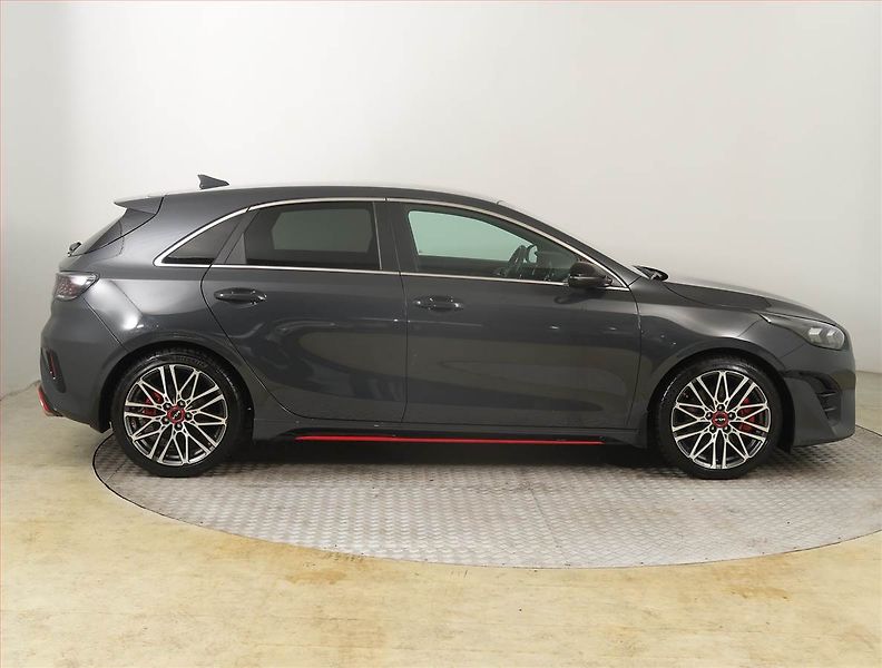 Kia Ceed (2024) 1.6 T-GDI GT - fotka 6 z 27