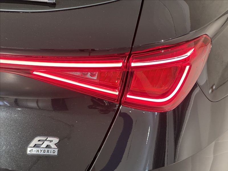 Seat Leon 1,4 TSi  e-Hybrid FR Line LED - fotka 12 z 50