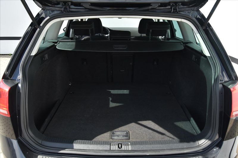 Volkswagen Golf 2.0TDi 110kW LOUNGE COMFORT - fotka 12 z 24