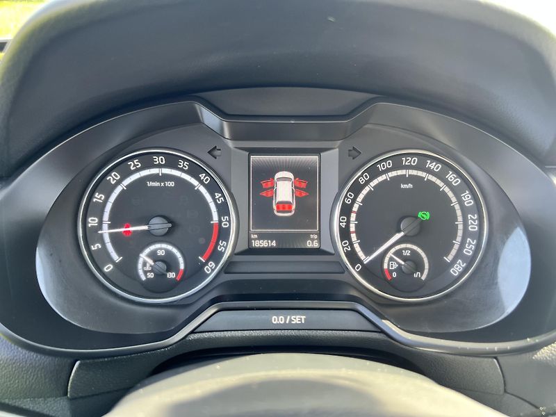 Škoda Octavia 2.0TDI 135KW,VRS,CHIP,TZ,NAVI - fotka 35 z 47
