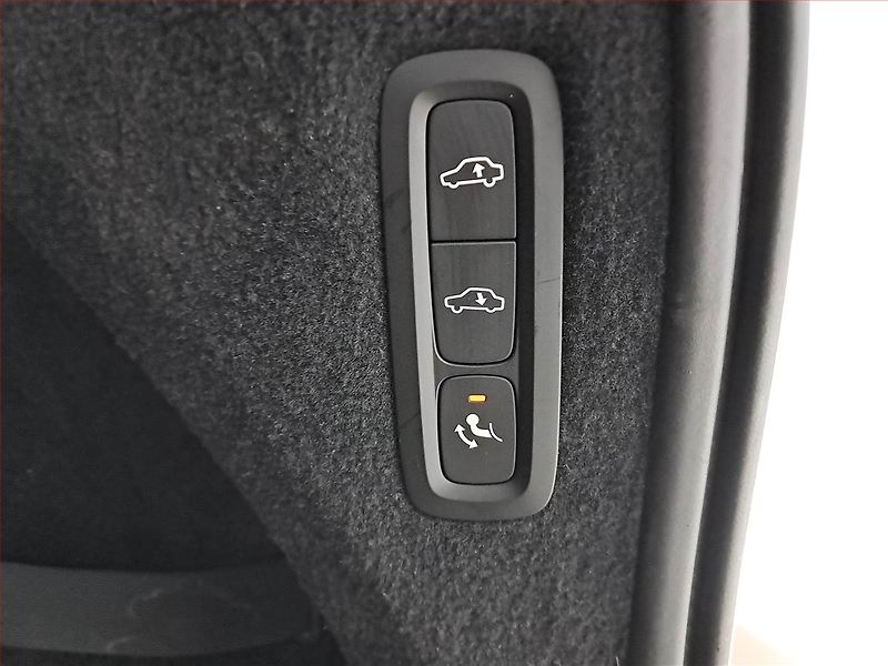 Volvo XC90 (2019) D5 AWD - fotka 21 z 22