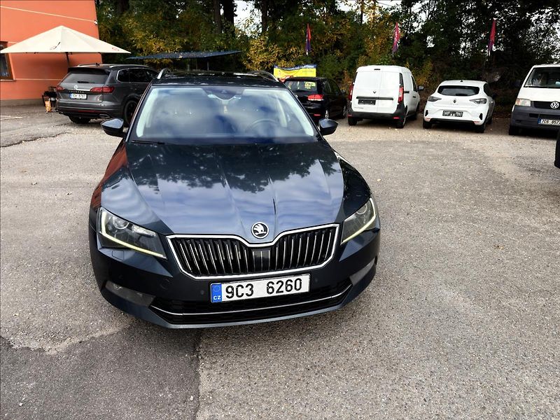 Škoda Superb 2,0 TDi Laurin & Klement - fotka 2 z 54