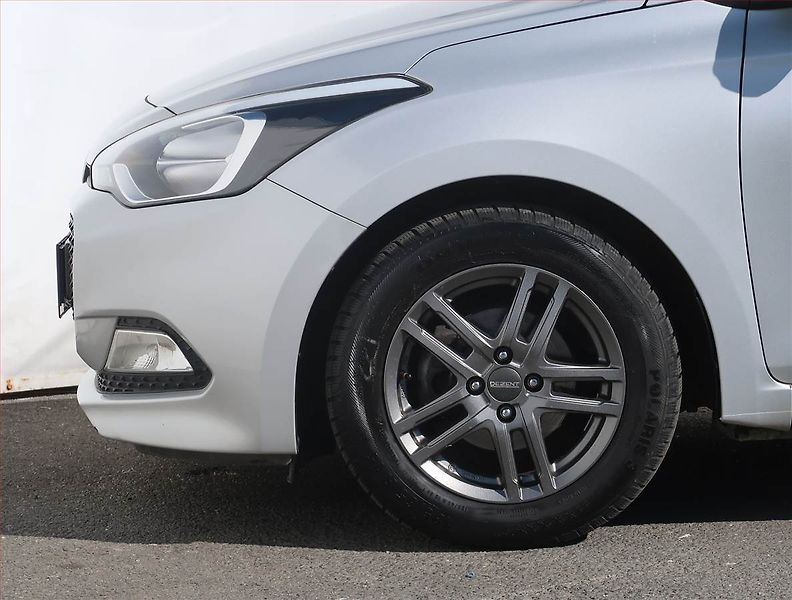 Hyundai i20 (2016) 1.4, Automat, Serv.kniha - fotka 15 z 18