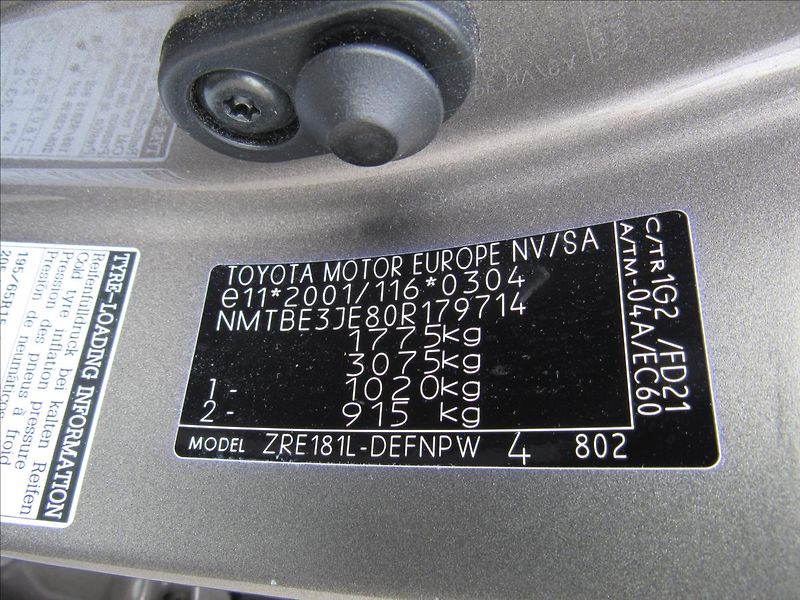 Toyota Corolla 1,6 VVT-i 97kW Sedan - fotka 29 z 30