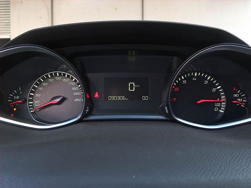 Peugeot 308 (2018) Active Pack 1.2 PureTech - fotka 11 z 17