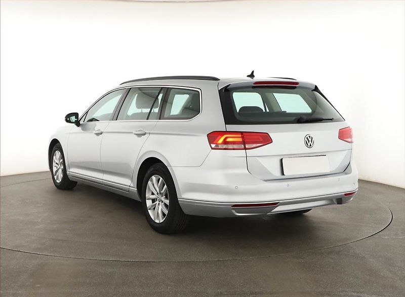 Volkswagen Passat (2016) 2.0 TDI, Navi, Tempomat - fotka 4 z 17