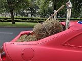 Na Hlavní třídě v Ostravě-Porubě se objevilo další výstřední auto z dílny organizátorů akce Gumbalkan, 16. srpna 2023 v Ostravě.