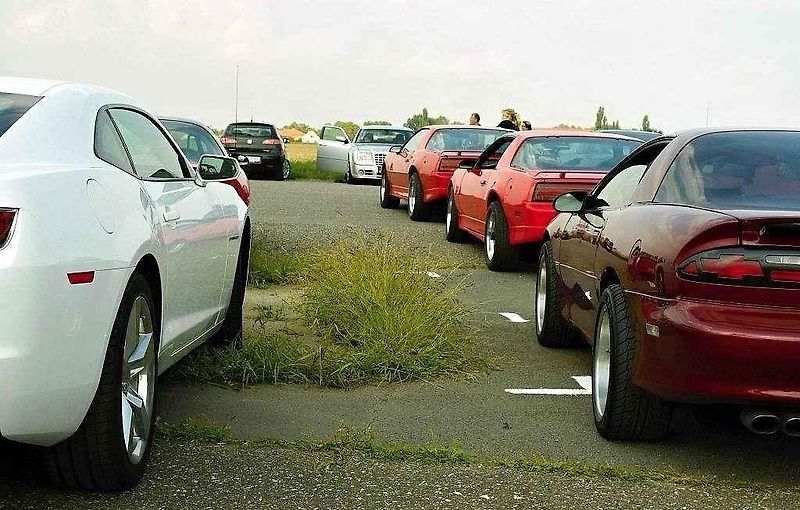 Sraz amerických vozů Chevrolet Camaro a Pontiac Firebird v Kolíně.