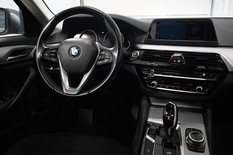 BMW Řada 5 (2018) 520D TOURING STEPTRONIC - fotka 21 z 27
