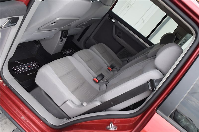 Volkswagen Touran 1,9 TDI 77KW AUTOMAT PO STK - fotka 18 z 46