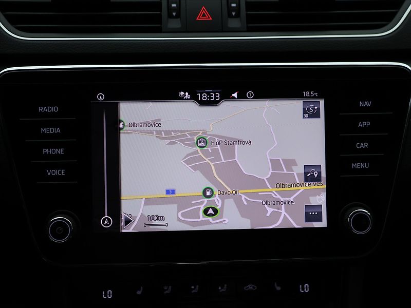Škoda Superb 2,0 TDi Style 4x4 DSG DPH CZ - fotka 22 z 33