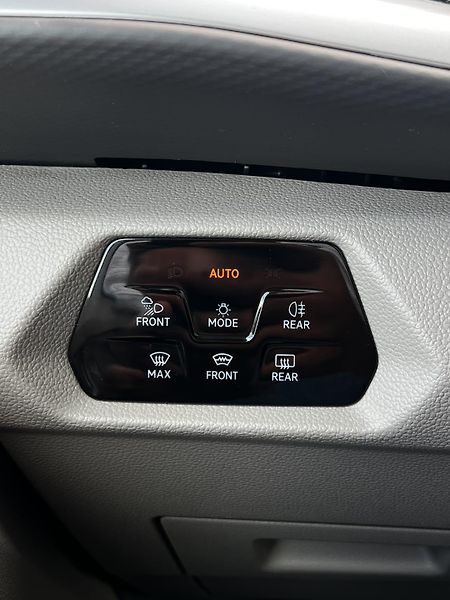 Volkswagen Multivan 2.0TDI DSG 110kW 7-Míst TZ DPH - fotka 19 z 25