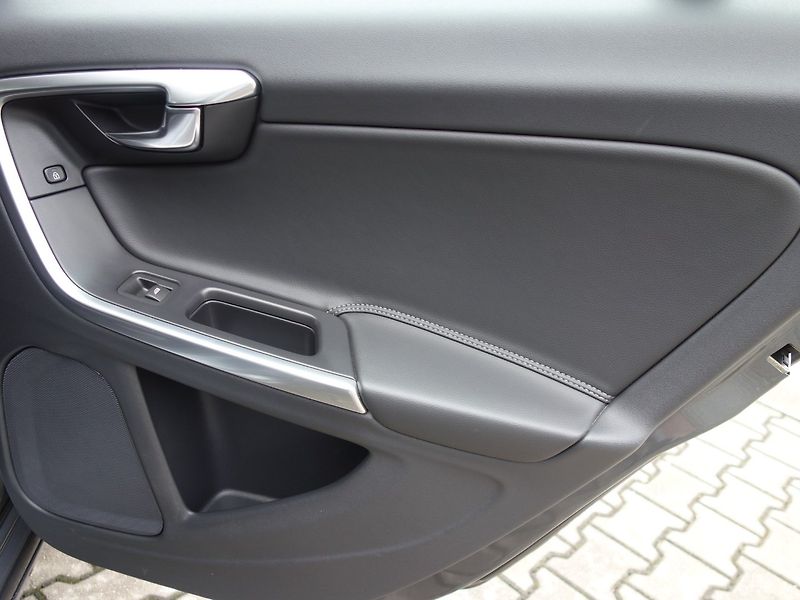 Volvo S60 (2017) 2.0D4 147kW AUT -NOVÉ V ČR - fotka 28 z 38