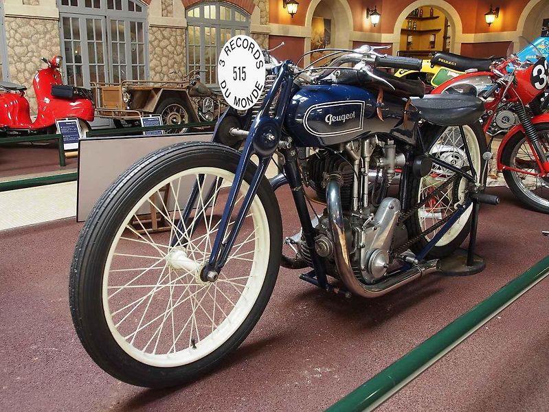 Motocykl Peugeot 515 vystavený na Salon de la moto v roce 2011.