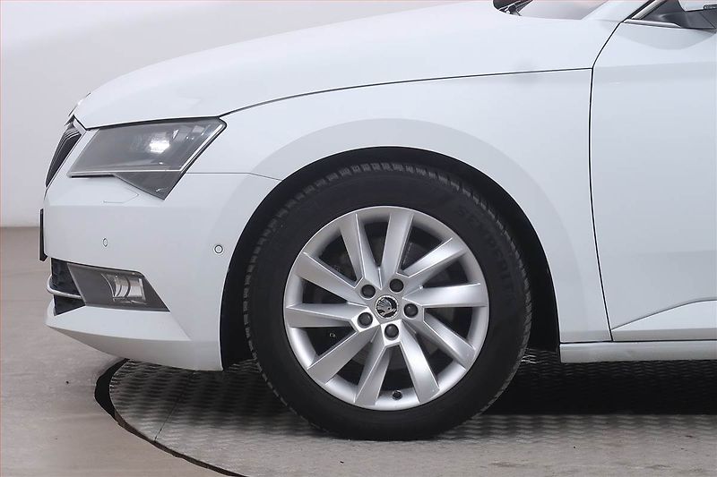 Škoda Superb (2016) 1.6 TDI, Kůže, Navi, Bi-Xenony - fotka 15 z 26