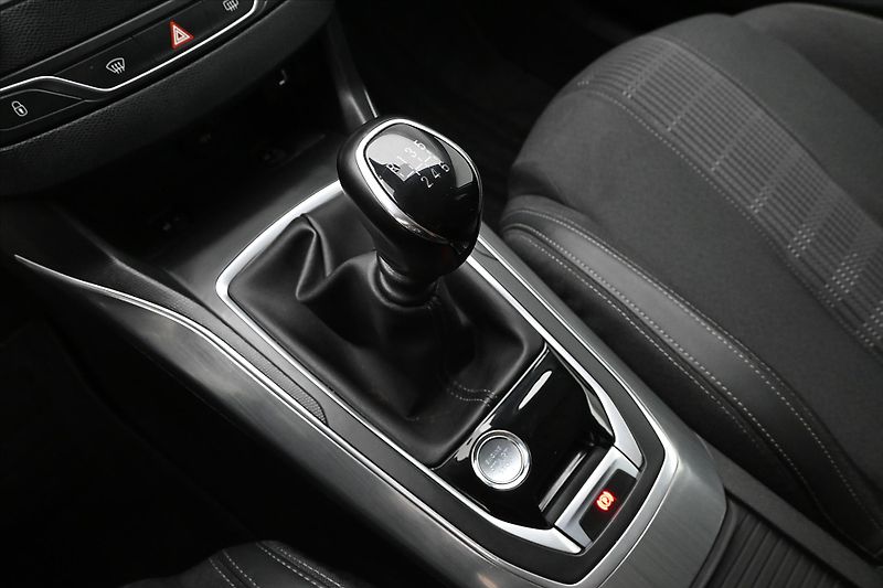 Peugeot 308 1,5 BlueHDI 96 kW Allure Záruk - fotka 23 z 31
