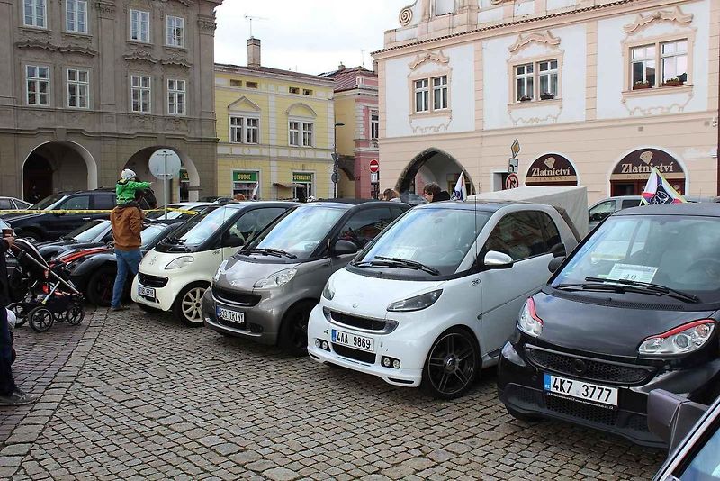Sraz vozů značky Mercedes na Karlově náměstí v Kolíně.