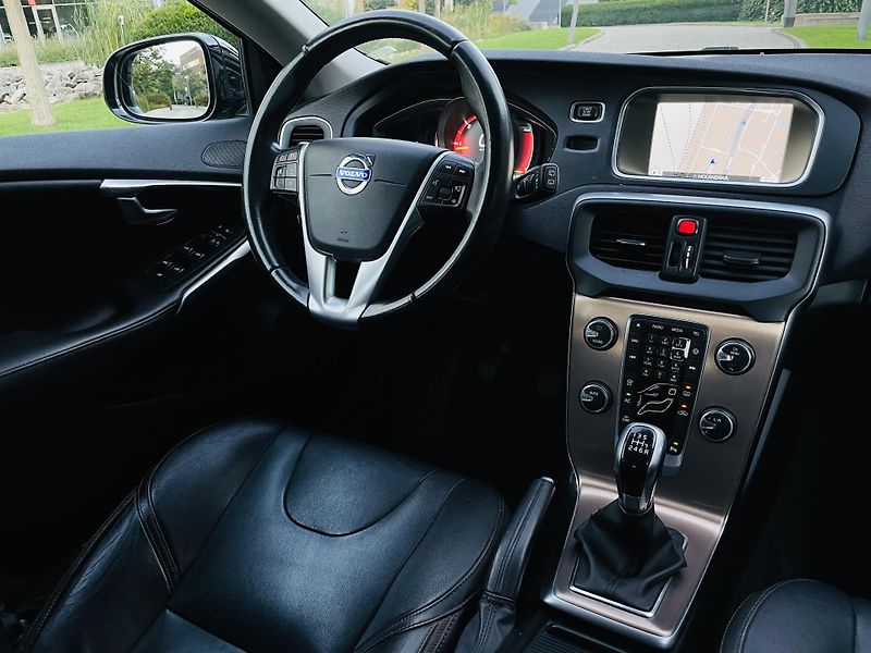 Volvo V40 2.0D3 MANUÁL CROSS SERVISKA  - fotka 24 z 43