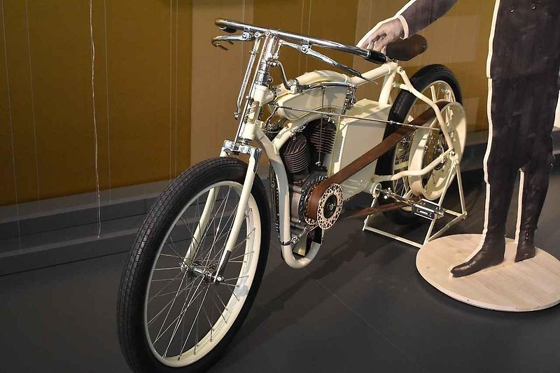 Designová socha na výstavě ve Škoda Muzeu