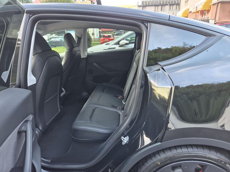 Tesla Model Y ZAMLUVENO !  393kw 21ALU 93,0% - fotka 12 z 48