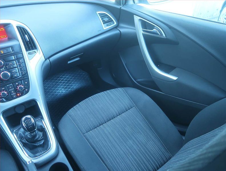Opel Astra (2011) 1.4 T, po STK, pěkný stav - fotka 8 z 13