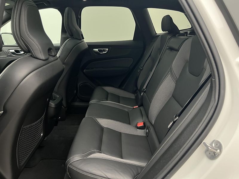 Volvo XC60 B5 AWD BLACK EDITION PLUS AUT  - fotka 6 z 48
