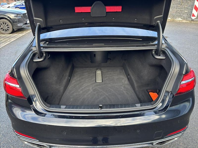 BMW Řada 7 4,4 i 750Li xDrive Individual - fotka 14 z 39