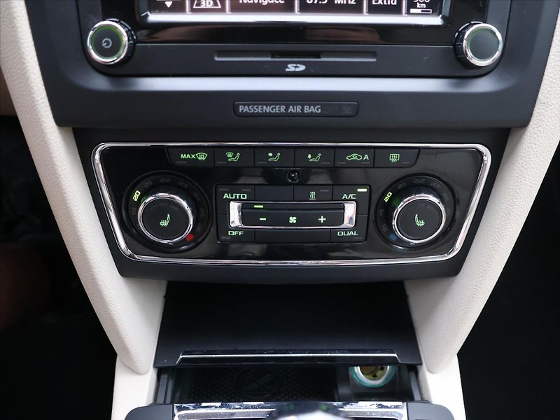 Škoda Superb 2.0 TDI 125kW DSG Elegance Kuž - fotka 18 z 26