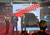 Premiéry se účastnila i česká závodnice Gabriela Jílková, která vozy Porsche testuje.