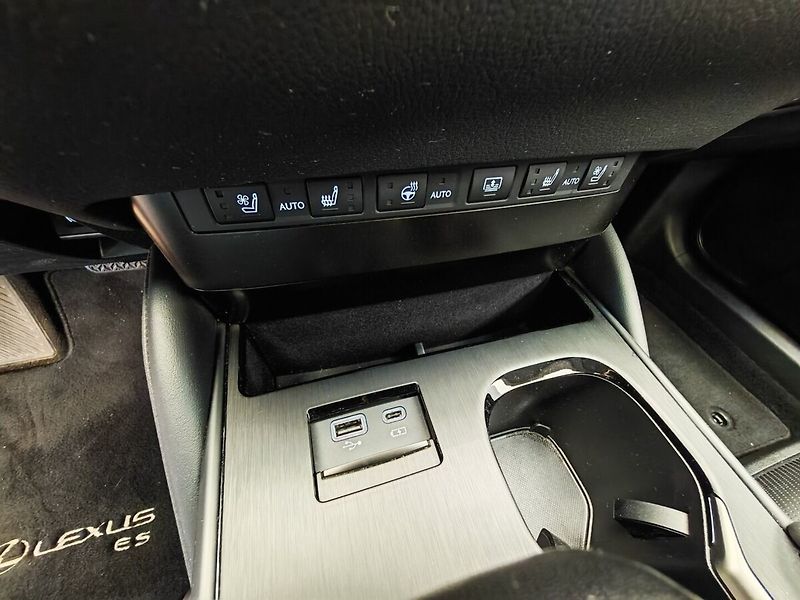 Lexus ES 300h 300h Luxury - fotka 43 z 49