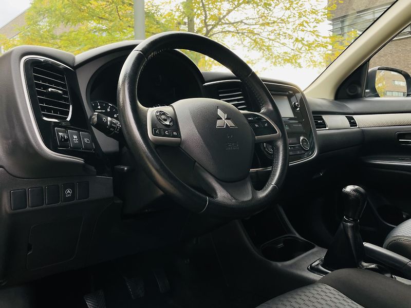 Mitsubishi Outlander 2.0i MANUÁL 1.MAJITEL TAŽNÉ - fotka 27 z 44
