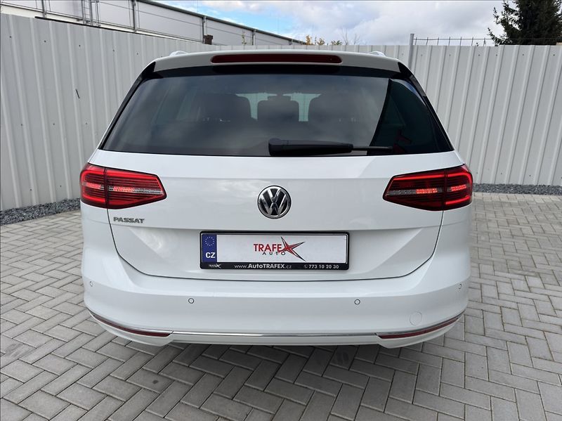 Volkswagen Passat 2,0 TDI HIGHLINE DPH 1.maj ČR - fotka 11 z 50
