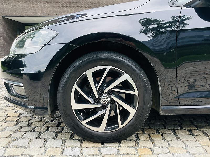 Volkswagen Golf 1.0TSI MANUÁL VÝHŘEV TAŽNÉ  - fotka 38 z 38