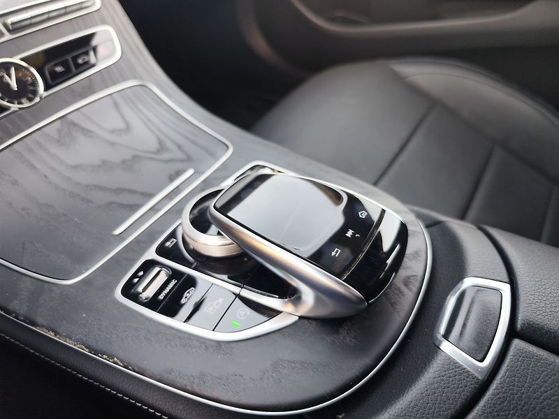 Mercedes-Benz Třídy E E220d/143kW 4MATIC All-Terrain - fotka 27 z 37