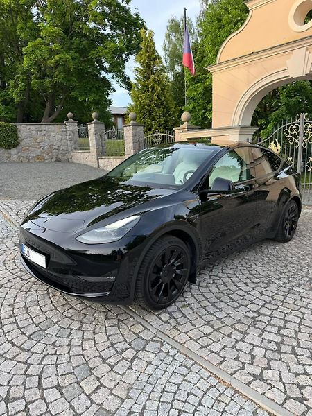 Tesla Model Y (2023) - fotografie inzerátu