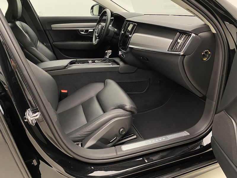 Volvo S90 D4 MOMENTUM AUT  - fotka 23 z 43