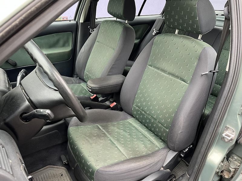 Škoda Octavia 1,6 MPi Ambiente/ servisní k. - fotka 10 z 28