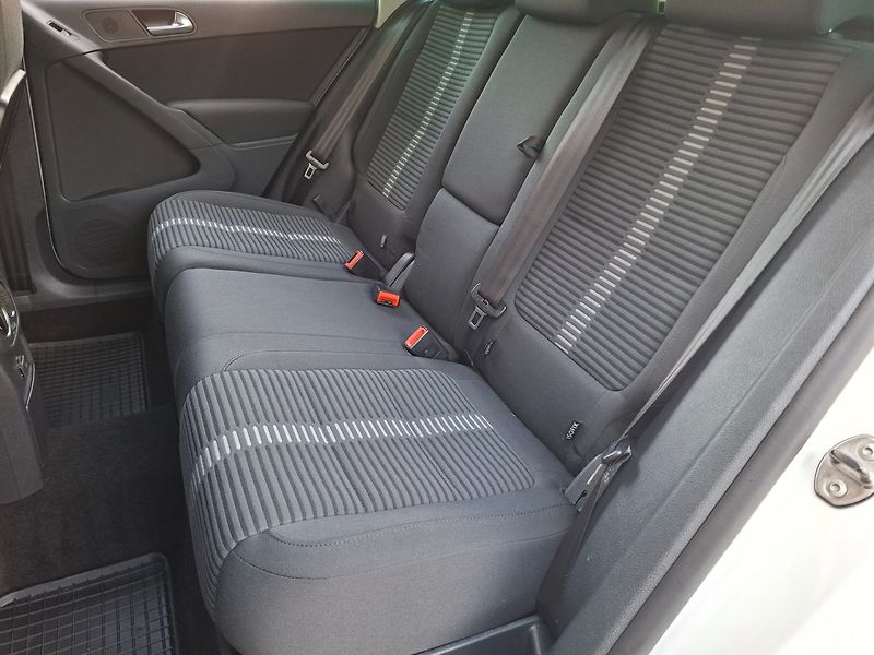 Volkswagen Tiguan (2009) 2.0TDI 103kW DSG 4MOTION -ČR - fotka 22 z 35