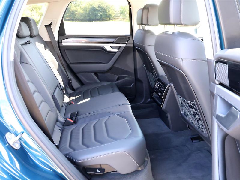 Volkswagen Touareg 3,0 TDI 210kW 4M LED DPH CZ - fotka 13 z 28