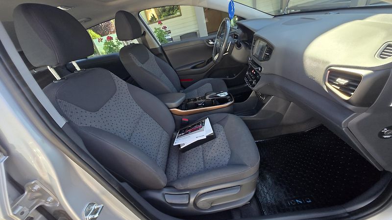 Hyundai Ioniq ELECTRIC DRIVE 88KW STYLE  - fotka 24 z 48