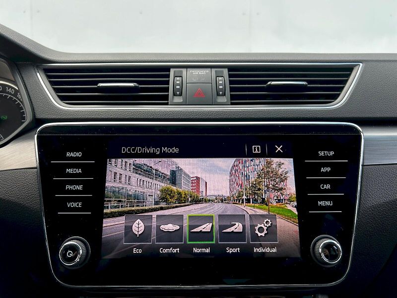 Škoda Superb (2018) 1.5 TSI 110kW ACT DSG Style+ - fotka 17 z 35