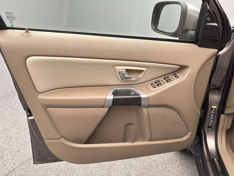 Volvo XC90 D5 AWD SUMMUM AUT CZ  - fotka 20 z 41