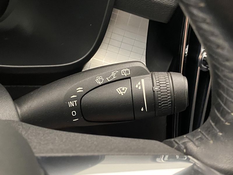 Volvo XC40 T3 MOMENTUM AUT REZERVACE - fotka 22 z 43