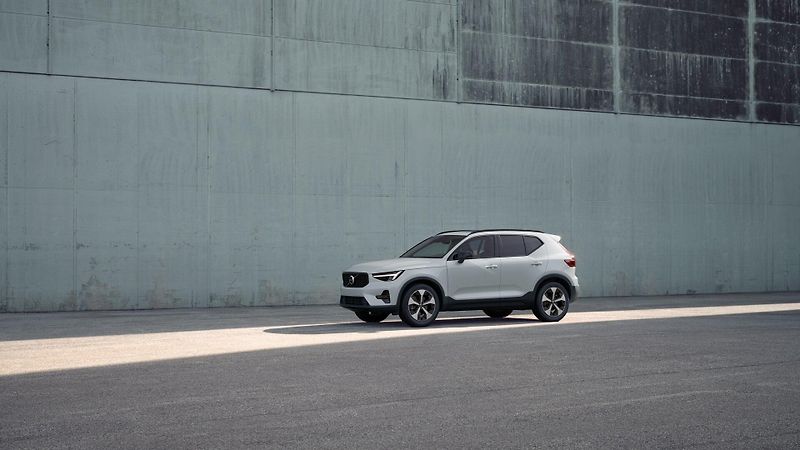Volvo XC40 (2026) B4 AUT DARK PLUS - fotka 2 z 11